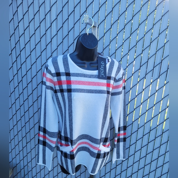 Beautiful sweater! - Picture 2 of 6